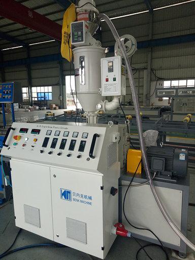 Single screw extruder for single wall corrugated pipe