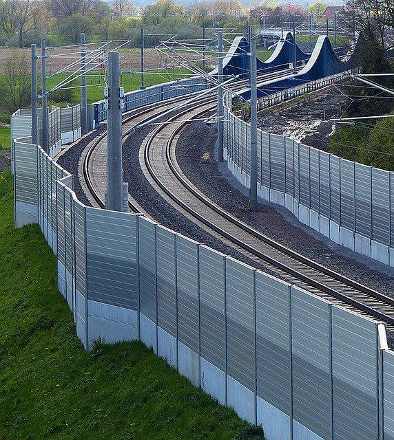 noise barriers in train line 