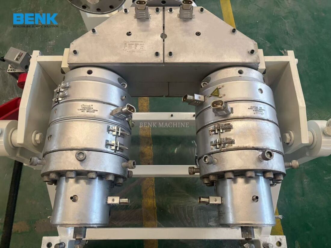 قالب دو لبه PVC از ماشین آلات Benk، طراحی شده برای تولید با کارایی بالا از پروفایل های PVC.