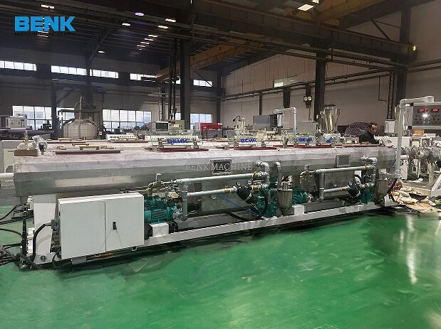 میز کالیبراسیون دوگانه PVC از ماشین آلات Benk، طراحی شده برای شکل گیری دقیق و خنک سازی.