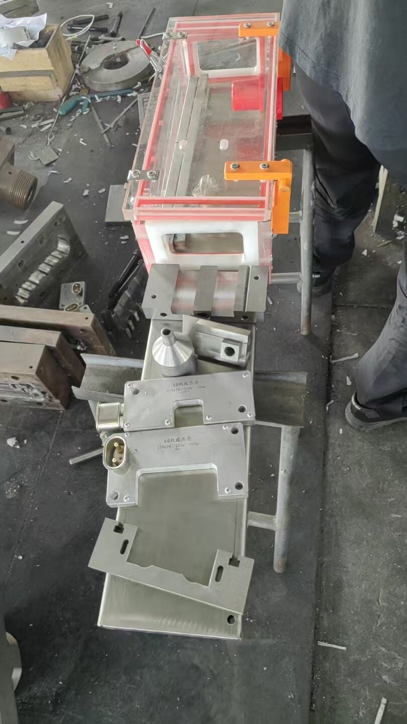 Co-extrusion die for WPC profiles