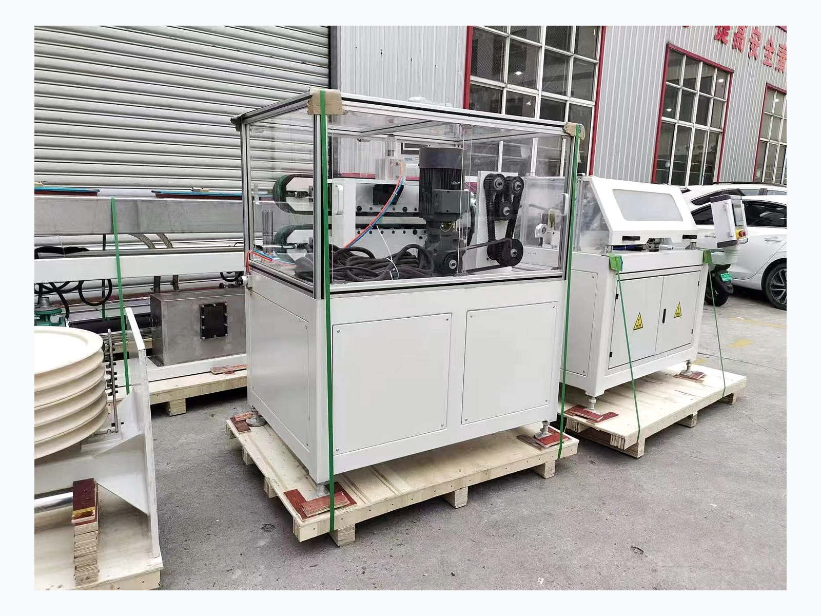 Belt drive and forming unit
