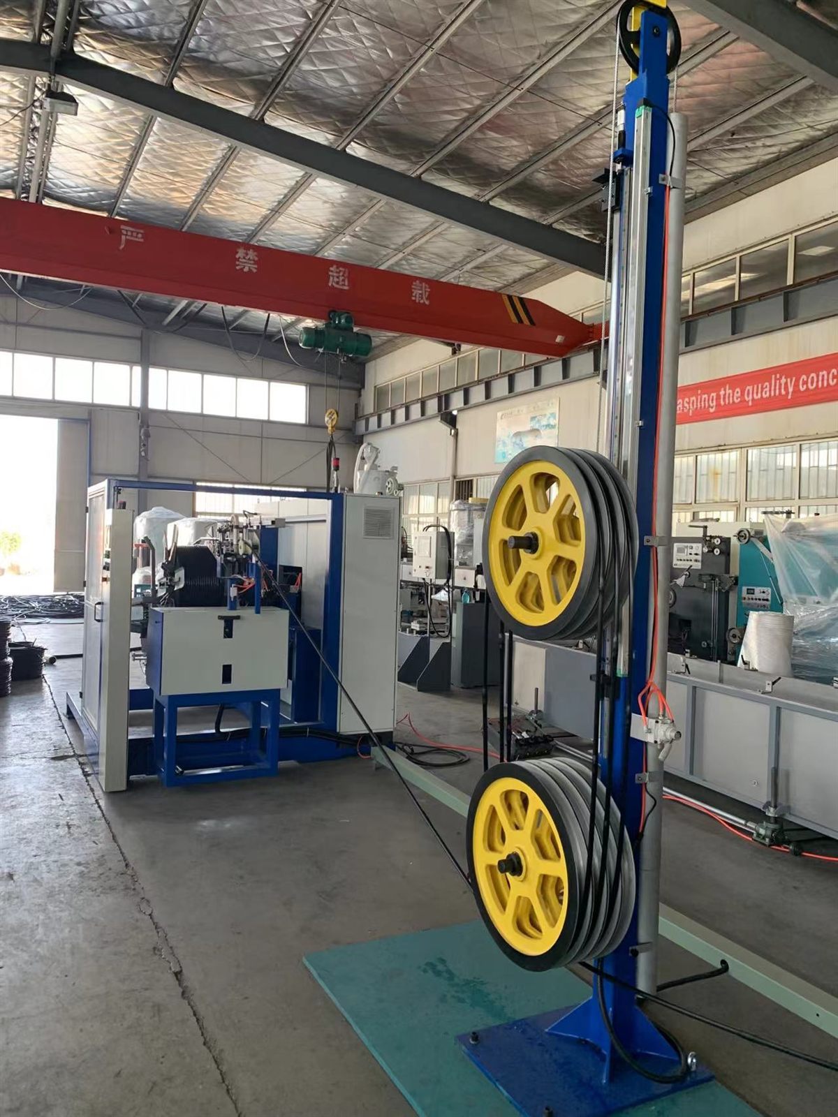 Pipe accumulator feeding the winder