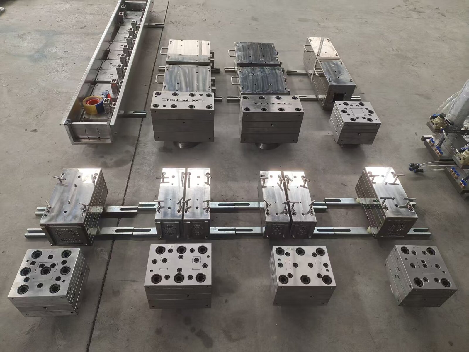  Coat Hanger-Type Sheet Die Credits M. M. Kostic and L. G. Reifschneider, “Design of Extrusion Dies